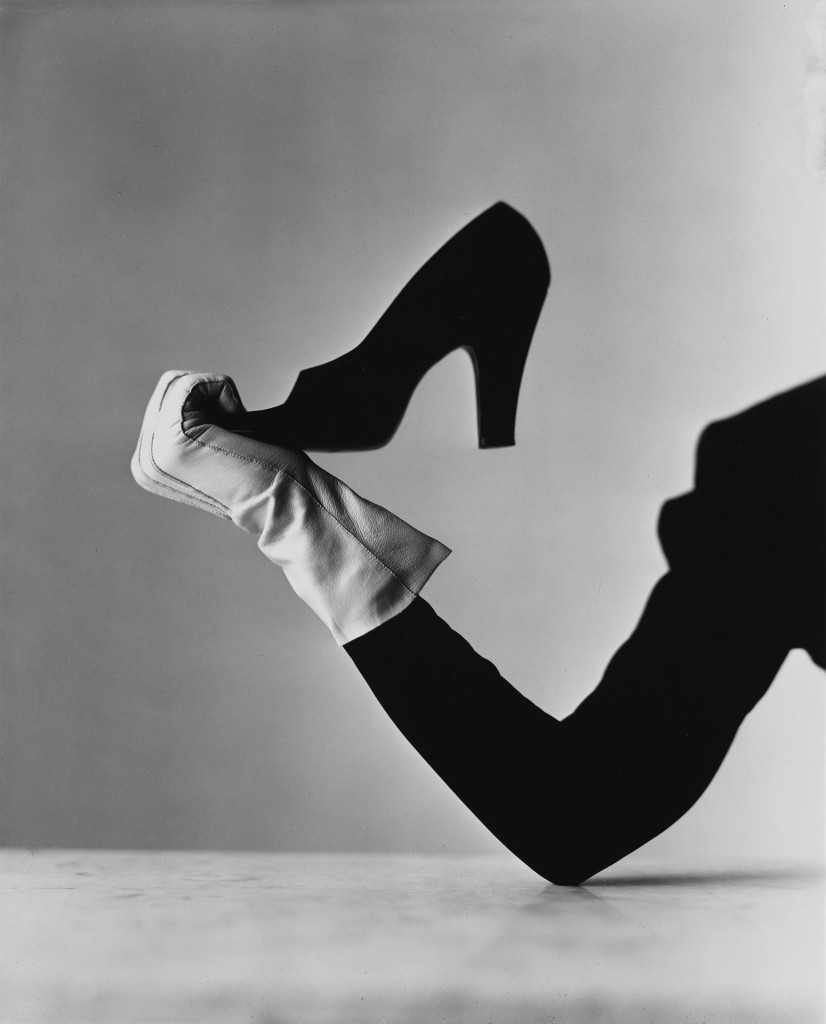 Luva e sapato para um editorial de moda em 1947. Foto: Irving Penn