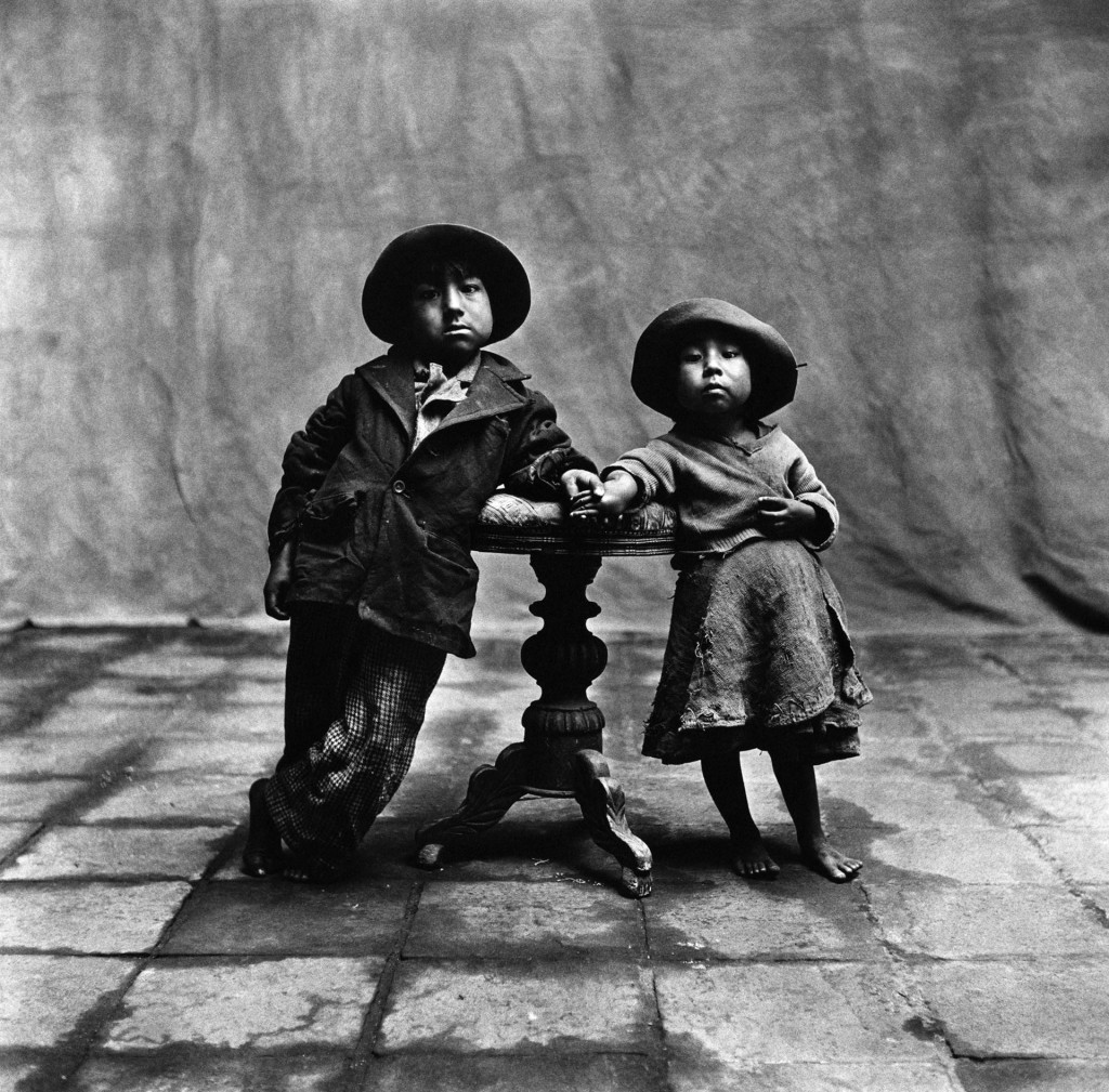Crianças em situação de abandono fotografadas em Cuzco, Peru, em 1948. Foto: Irving Penn