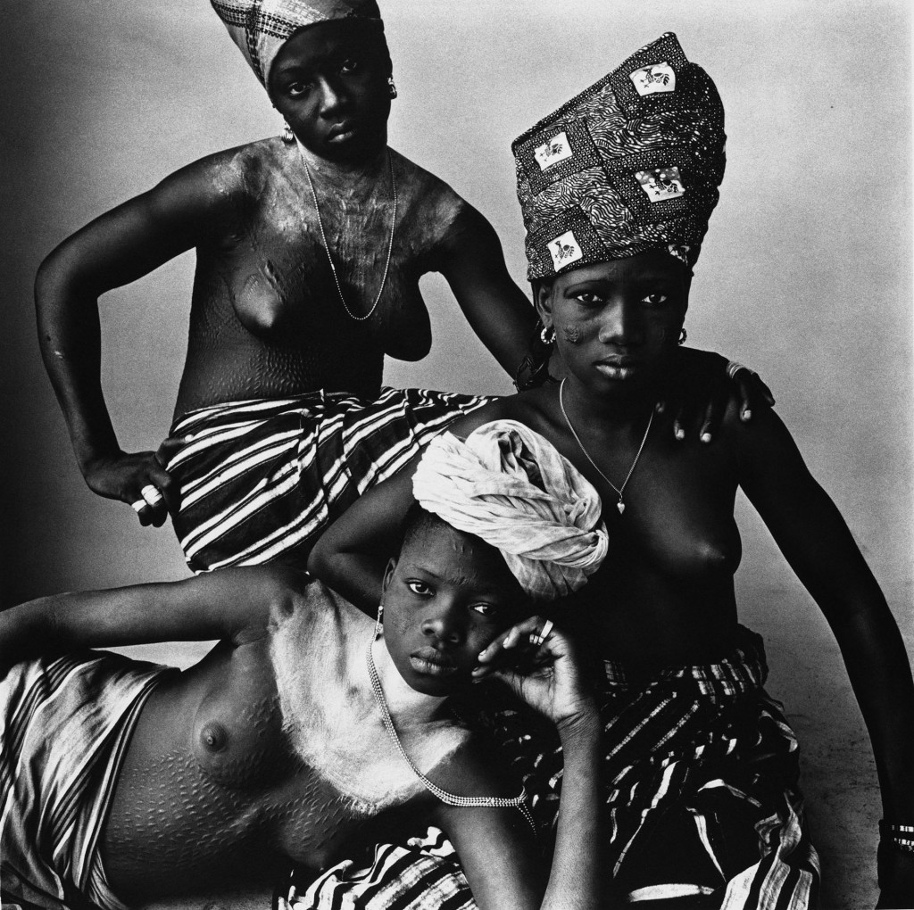 A obra Três Garotas de Daomé, de 1967, faz parte da série de retratos étnicos de Irving Penn