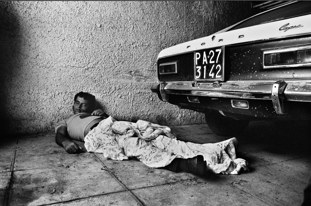 Homem executado atrás de um carro com placa de Palermo, em 1975. Foto: Letizia Battaglia