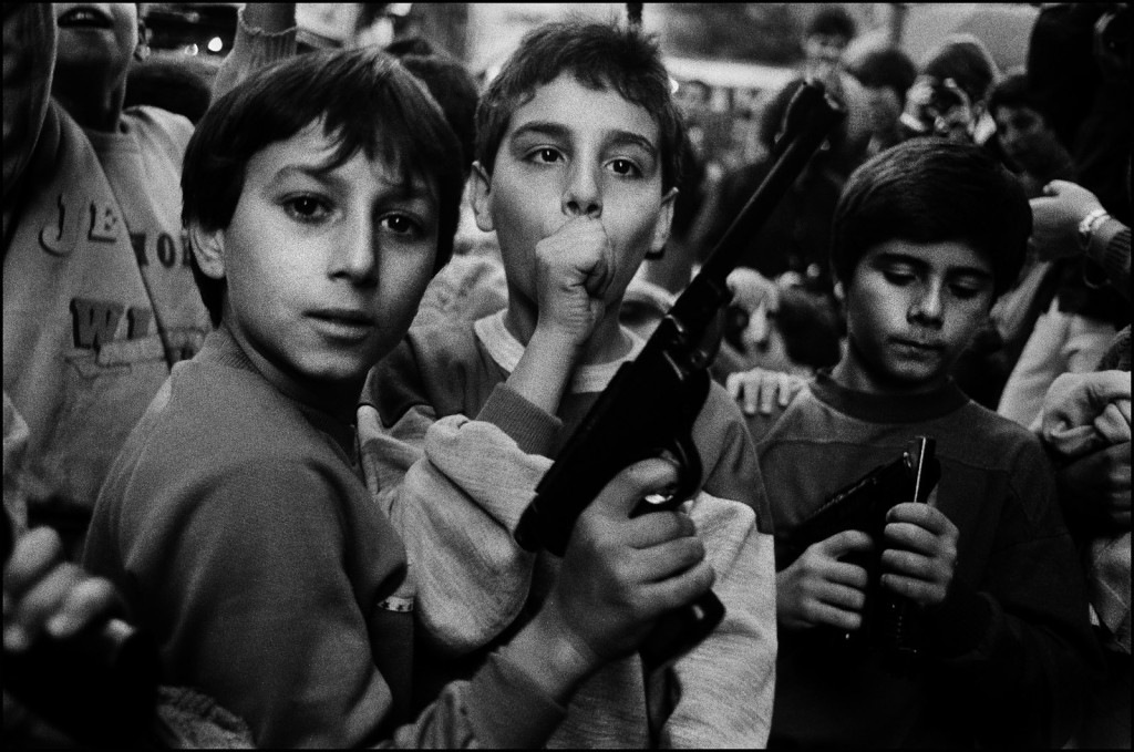 Crianças brincam com armas de brinquedo que ganharam dos pais no Dia dos Mortos, em 1986. Foto: Letizia Battaglia