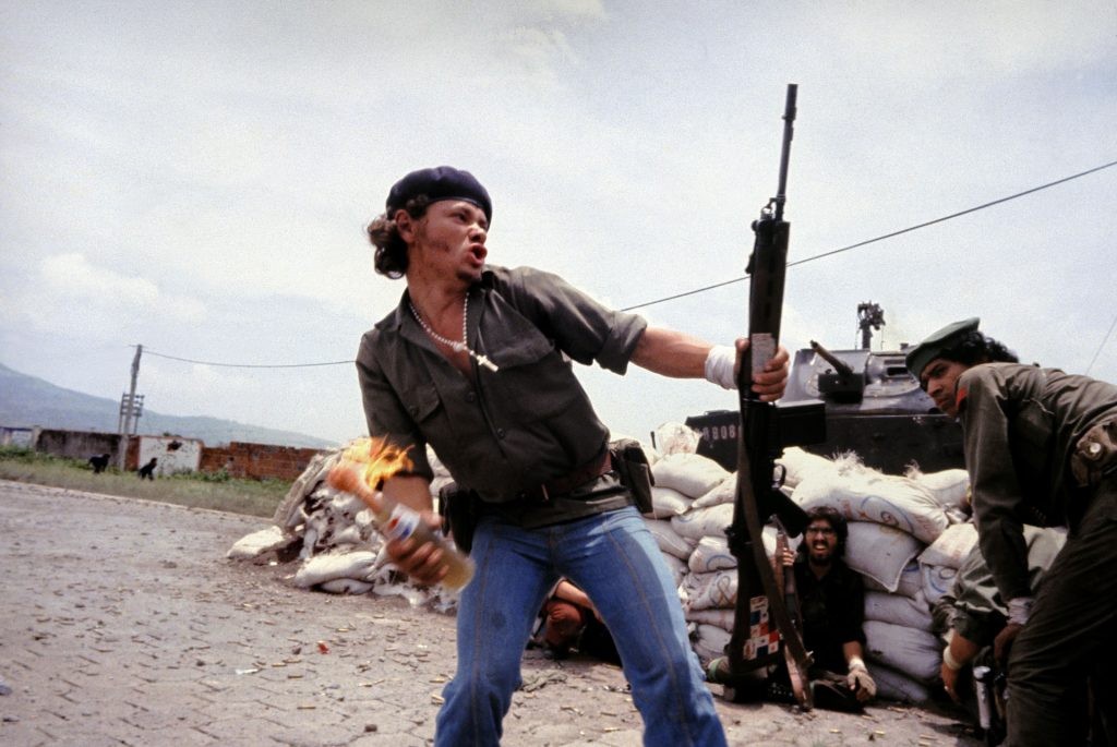 Sandinistas nos muros do quartel-general da Guarda Nacional: o homem-molotov, Estelí, Nicarágua, 16 de julho de 1979. © Susan Meiselas/ Magnum Photos