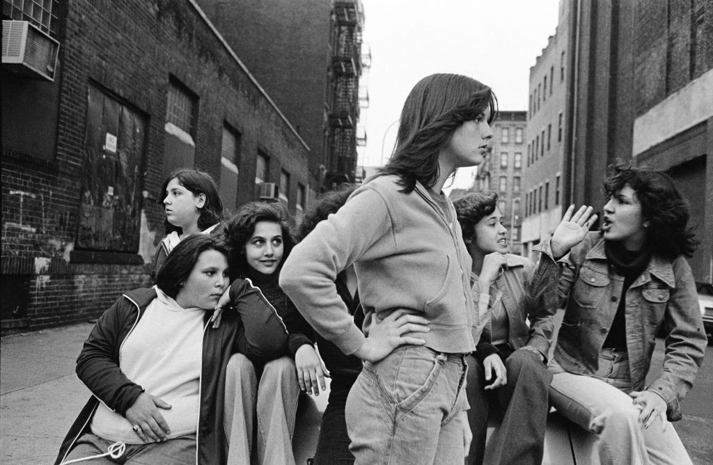 Passeando na rua Baxter, Little Italy, Nova York, EUA, 1978. Da série As meninas da rua Prince. © Susan Meiselas/ Magnum Photos