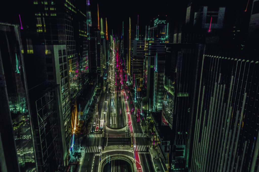 O drone em movimento ascendente unido à técnica da longa exposição criou uma imagem artística da Avenida Paulista. Foto: Heitor Florence