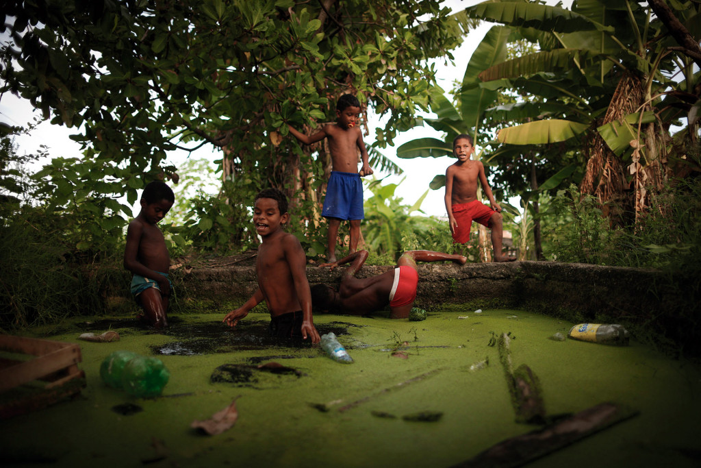 Uma das fotos do documentário que mostra os meninos que caçam rãs nos esgotos da Favela do Pantanal para comer ou vender. Foto: Fabio Teixeira