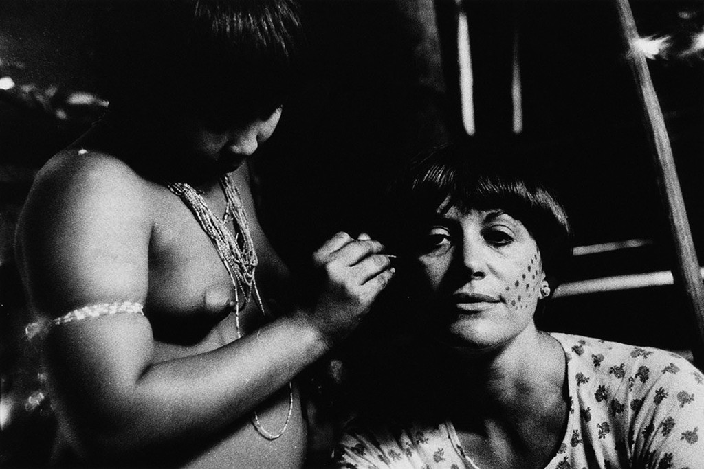 Claudia tem o rosto pintado em 1976; ao lado, uma foto do trabalho Marcados . Foto: Carlo Zacquini