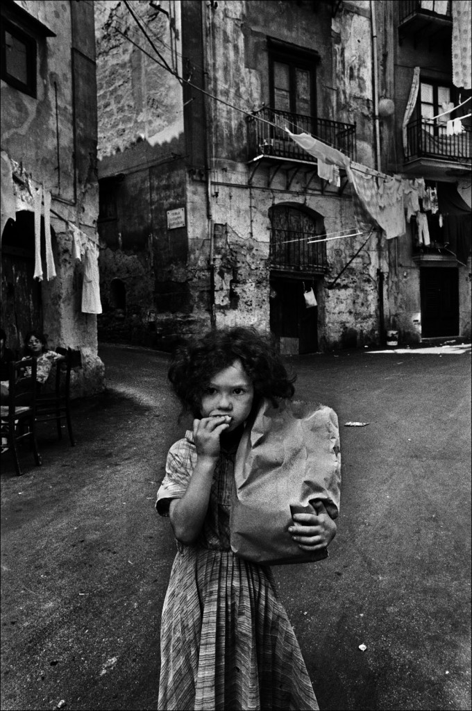 Menina com saco de pães no bairro Kalsa, em Palermo, em 1979. Foto: Letizia Battaglia