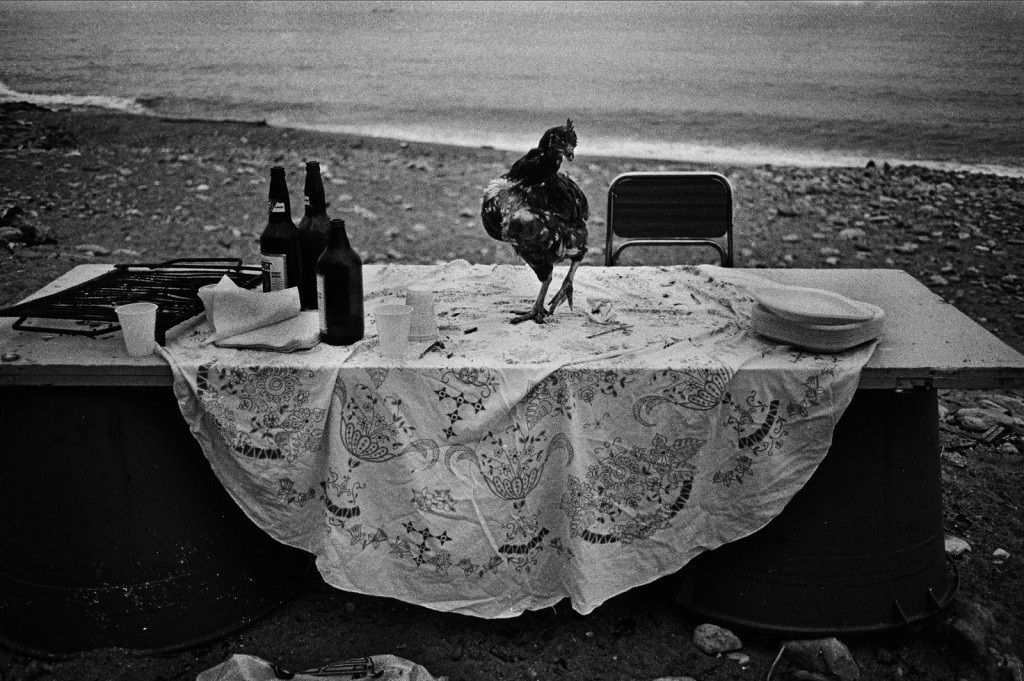 Fim de festa na Praia de Aranella, também em 1986. Foto: Letizia Battaglia