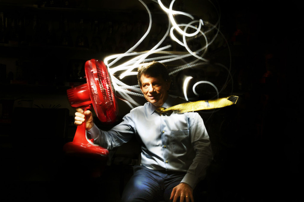 Retrato de Giovanni Cardoso, sócio e fundador da empresa Mondial, feito com a técnica do light painting. Foto: Karime Xavier