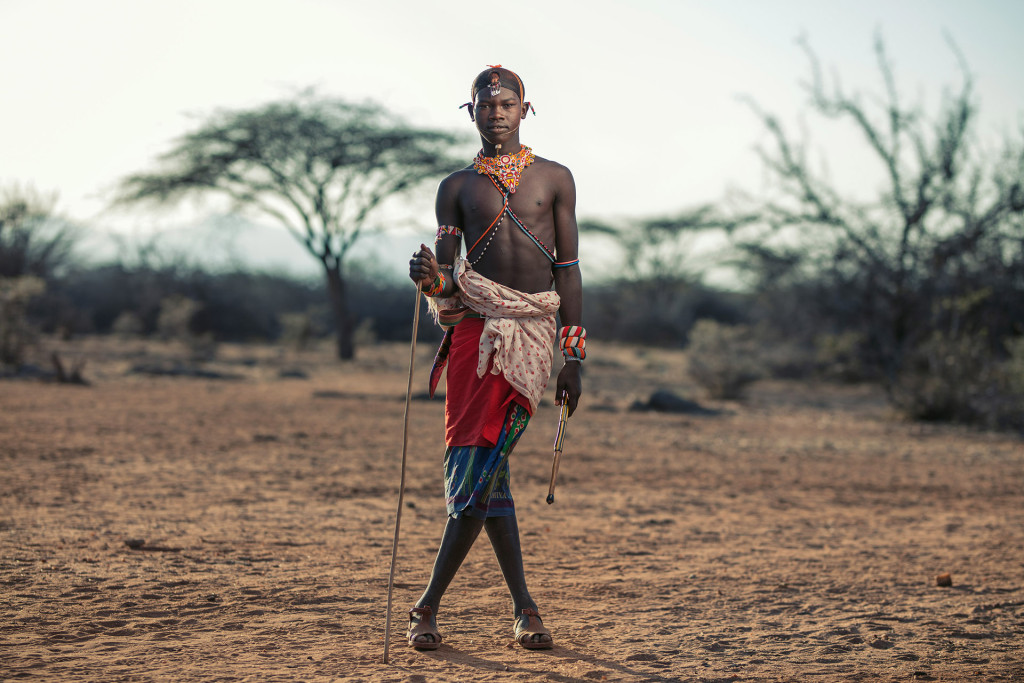 Retrato de adolescente da tribo Samburu com o uso de flash de preenchimento. Foto: Hugo Santarém