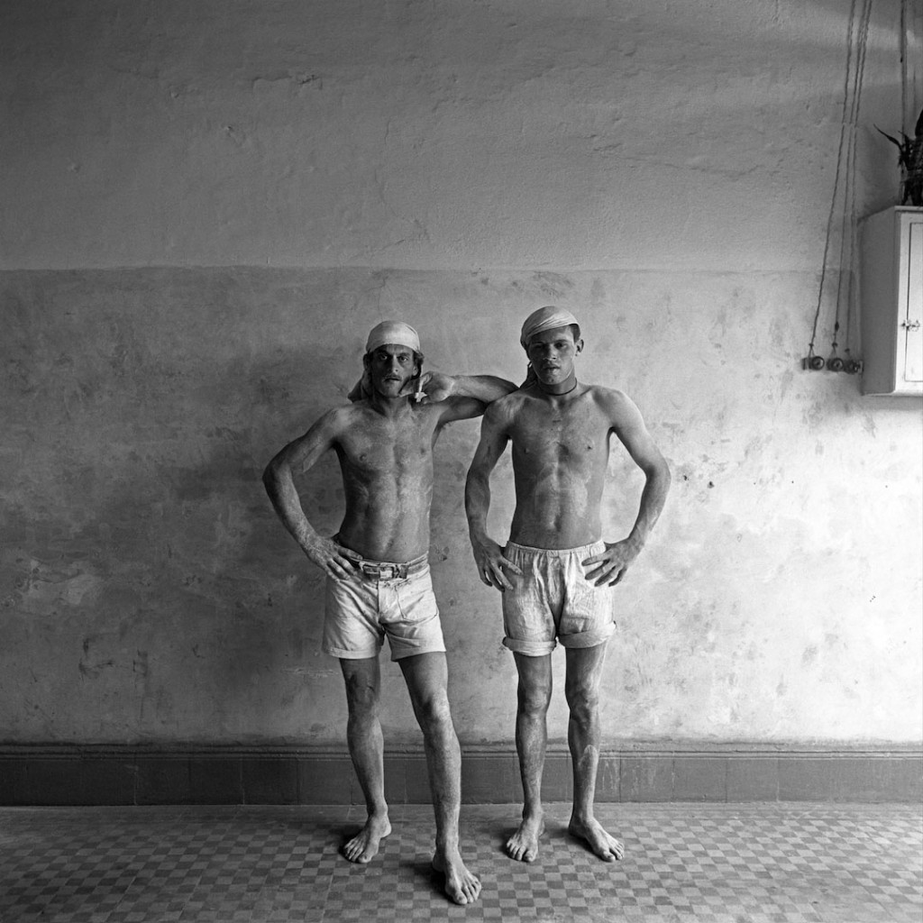 Carregadores de sacos de farinha registrados no Brás, São Paulo, em 1977. Foto: Cristiano Mascaro