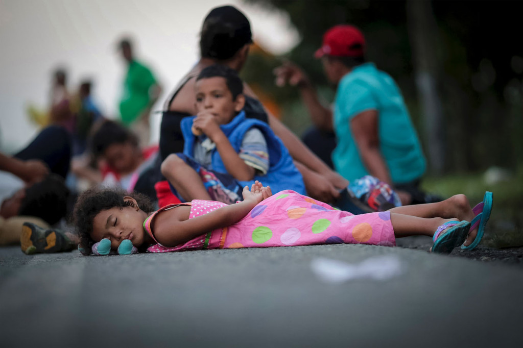 Famílias   descansam à beira da estrada a caminho de Mapastepec de Huixtla, México. Foto: Ueslei Marcelino